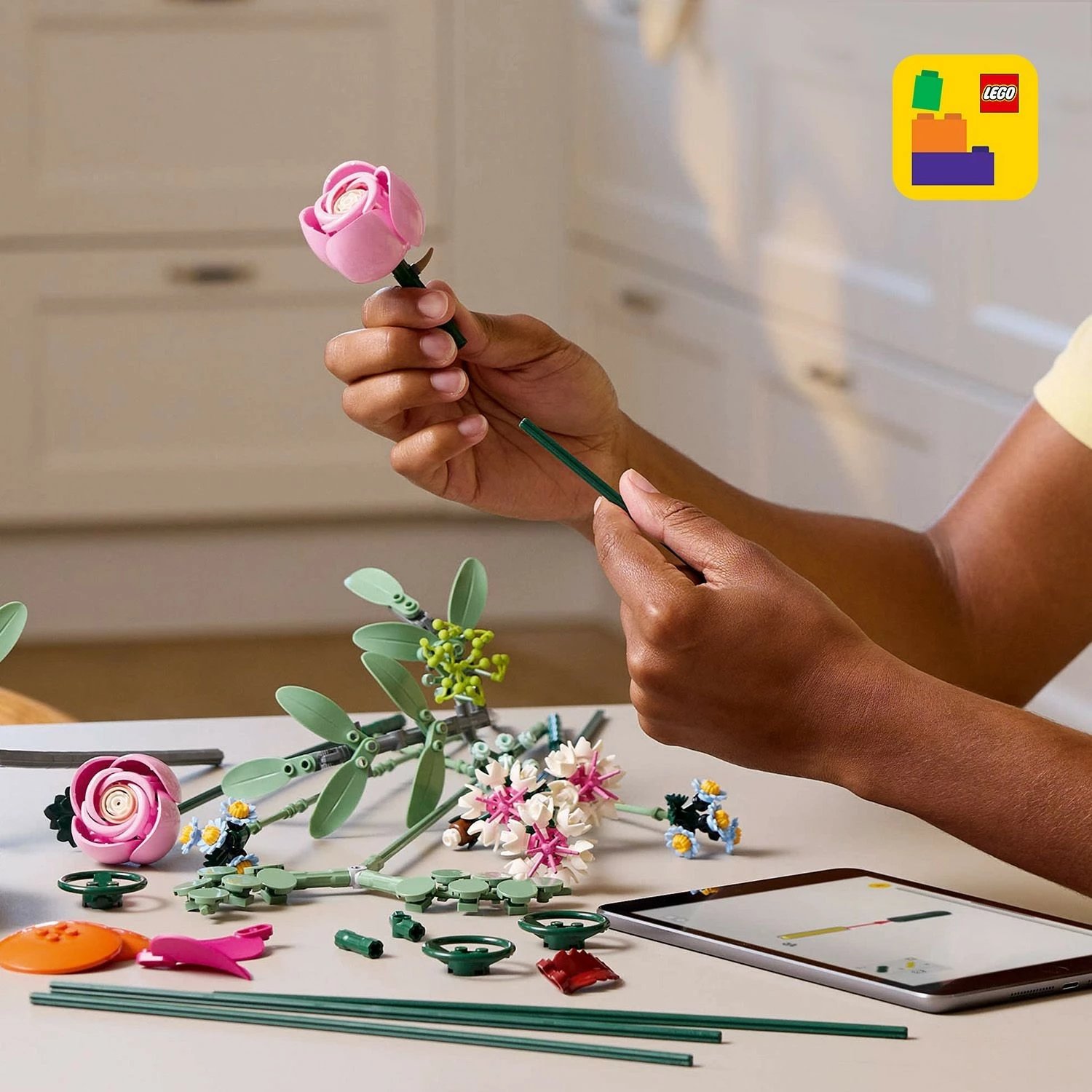 Set ndërtimi LEGO Botanicals Schöner Rosafarbener Blumenstrauß 10342, shumëngjyrësh Set ndërtimi LEGO Botanicals Schöner Rosafarbener Blumenstrauß 10342, shumëngjyrësh