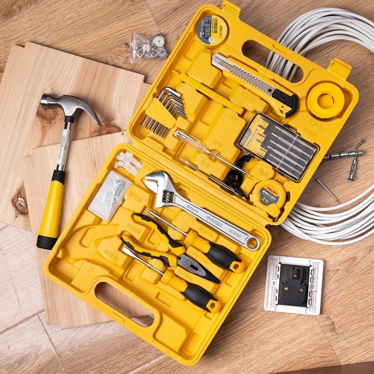 Set veglash Deli Tools EDL1028J, 28 copë, me kasë, e verdhë