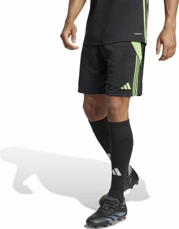 Shorce për meshkuj adidas, të zeza dhe të gjelbra Shorce për meshkuj adidas, të zeza dhe të gjelbra