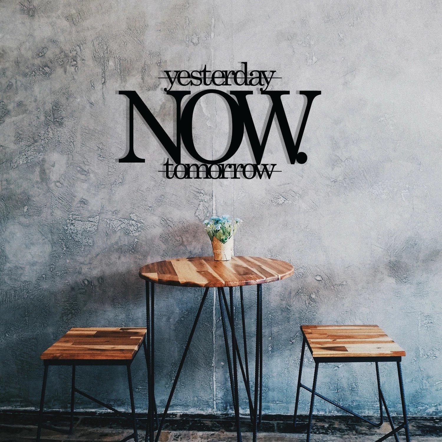 Aksesor dekorativ metalik për mur, Wallity, Now, ngjyrë e zezë, 52x30cm