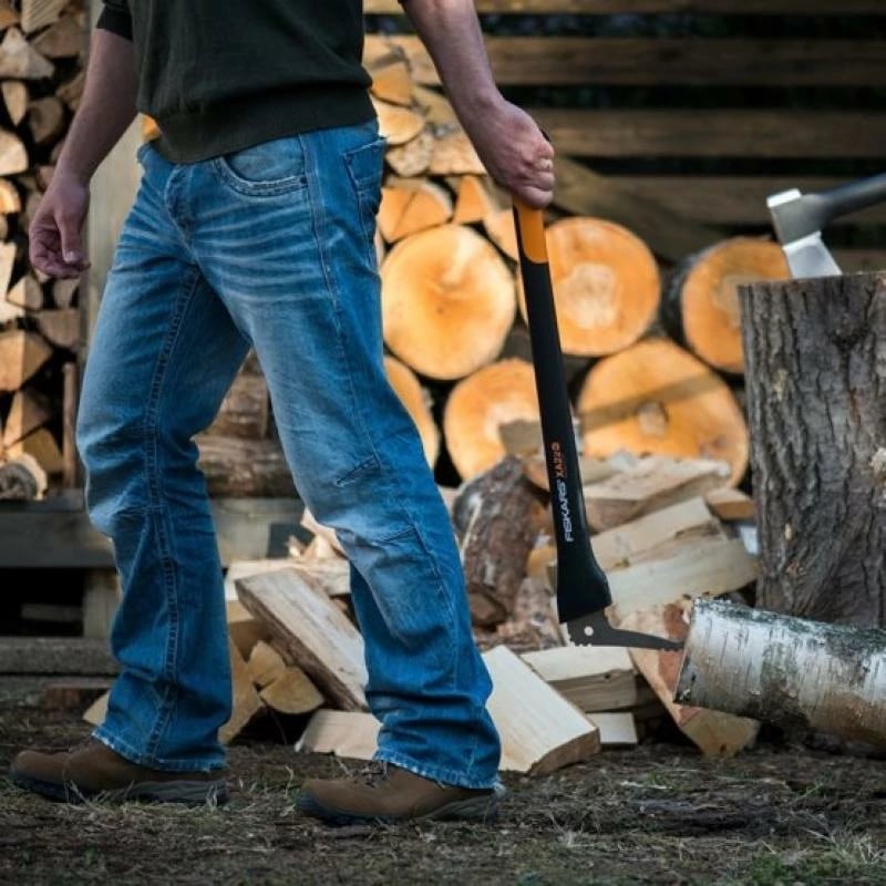 Mjet për drurë sappie, Fiskars XA22 1003623, bosht i gjatë 78 cm, grep çeliku me dhëmbëza, peshë rreth 0.75–1.02 kg, e zezë/portokalli