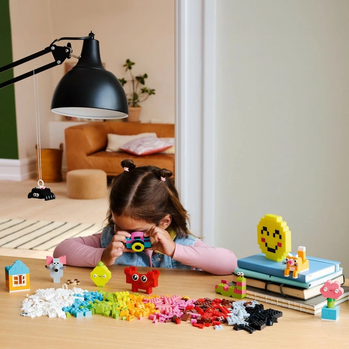 Set ndërtimi LEGO Classic 11042 Creative Happiness Box, 680 copa, shumëngjyrëshe