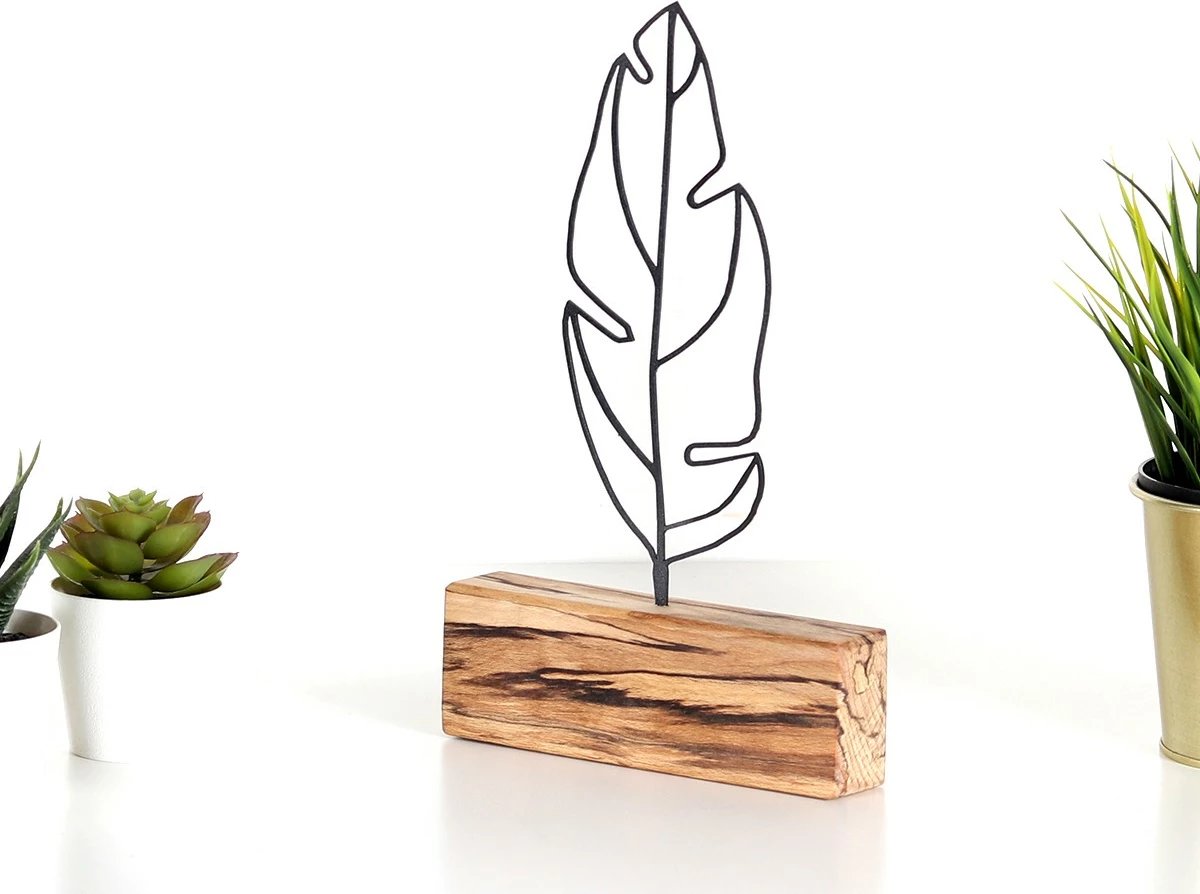 Objekt dekorativ, formë pendë, metal i zi, bazë druri, 17x30x3.5cm Objekt dekorativ, formë pendë, metal i zi, bazë druri, 17x30x3.5cm