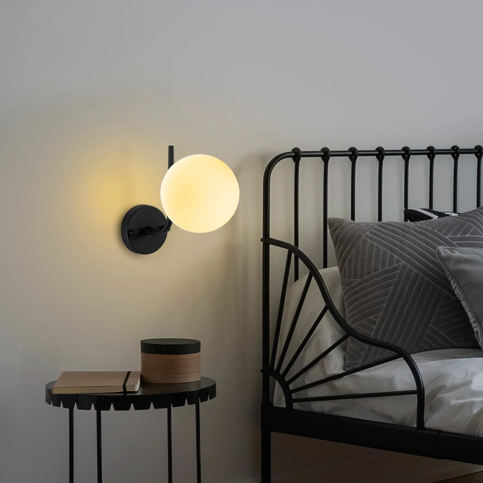 Llambë muri Opviq, Antler - 15016, metal e zi, kapak qelqi, 15x29x23cm Llambë muri Opviq, Antler - 15016, metal e zi, kapak qelqi, 15x29x23cm