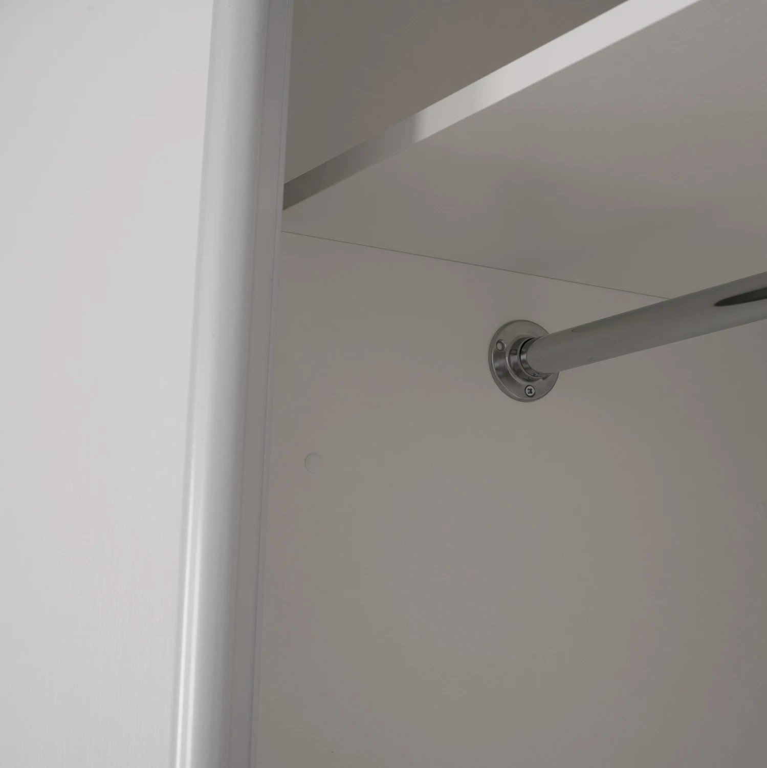 Garderobë me dyer rrëshqitëse, melaminë e bardhë, me pasqyrë, FH2435.03, 200x60x210 cm