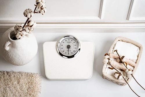 Peshore banjo mekanike, Adler AD 8180, kapacitet 136 kg, saktësi 1 kg, cadran 15 cm, pa bateri, e bardhë