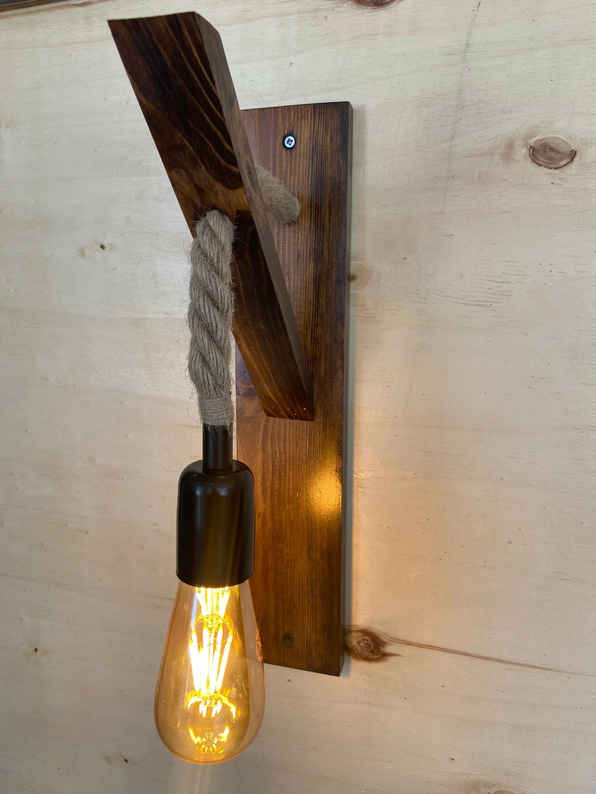 Llamp muri prej druri, ngjyrë arre, Opviq, 18 Llamp muri prej druri, ngjyrë arre, Opviq, 18