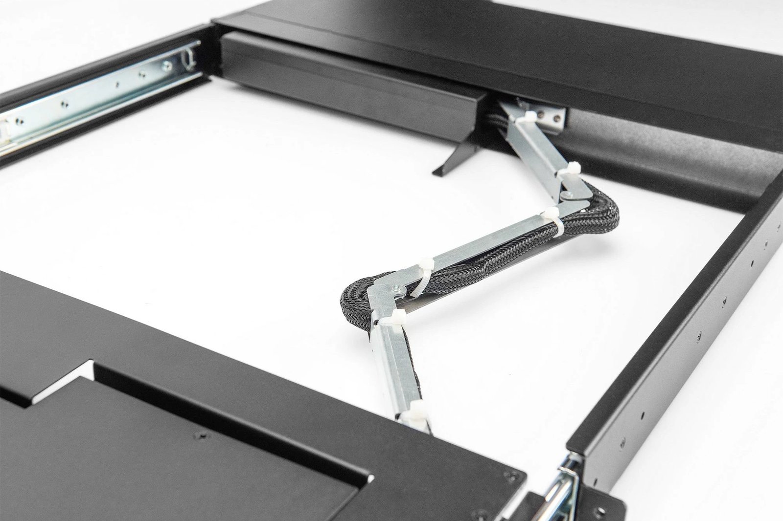 Konsolë rackmount Digitus 17" TFT, 8-port KVM, QWERTY gjermanisht, e zezë