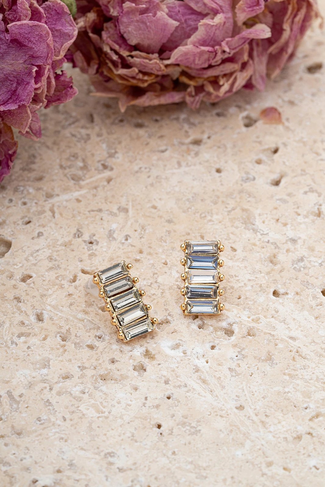 Vathë Jumeon, ngjyrë ari, guri zirkon