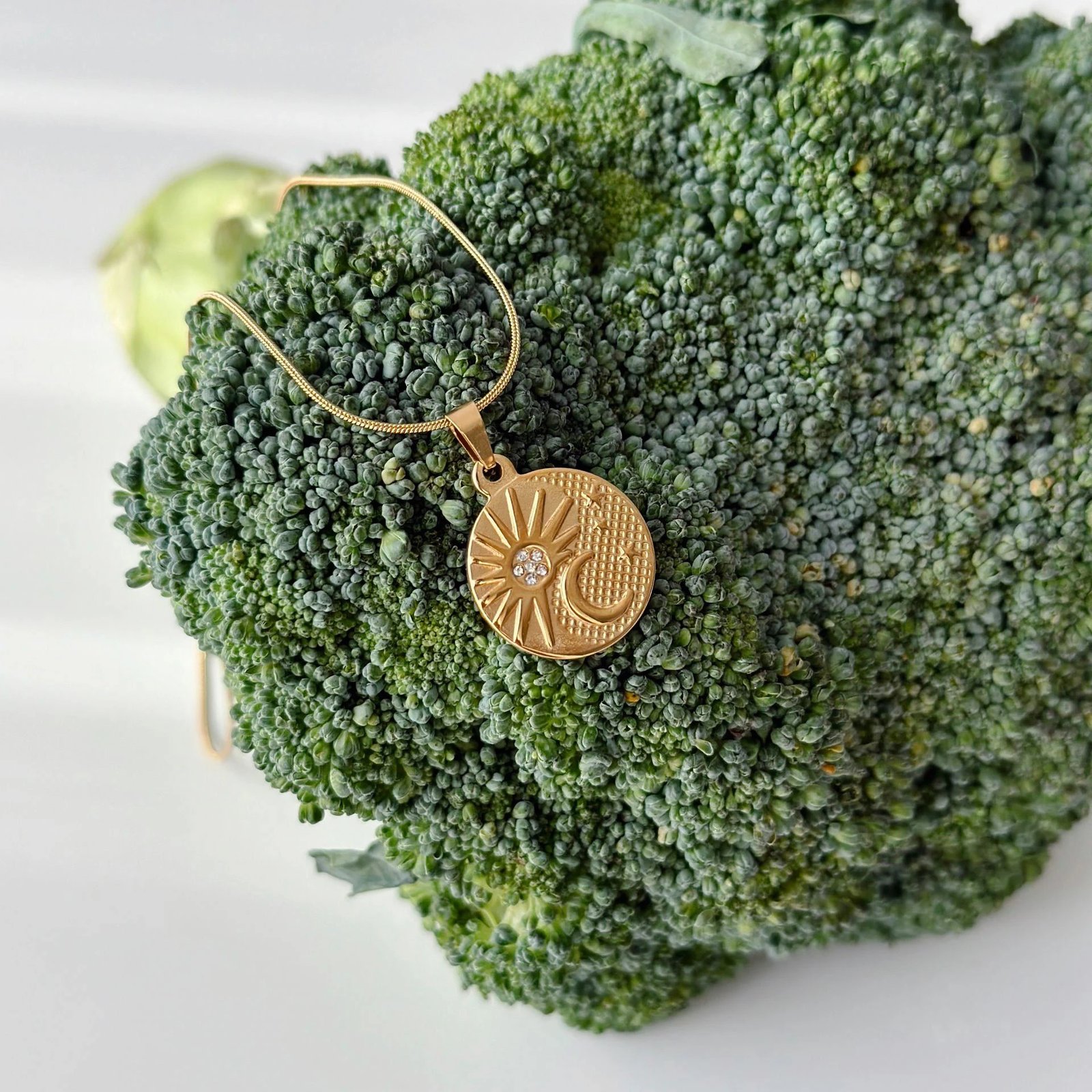 Vath prej çeliku, ngjyrë ari, Jumeon, motiv hëne dhe dielli