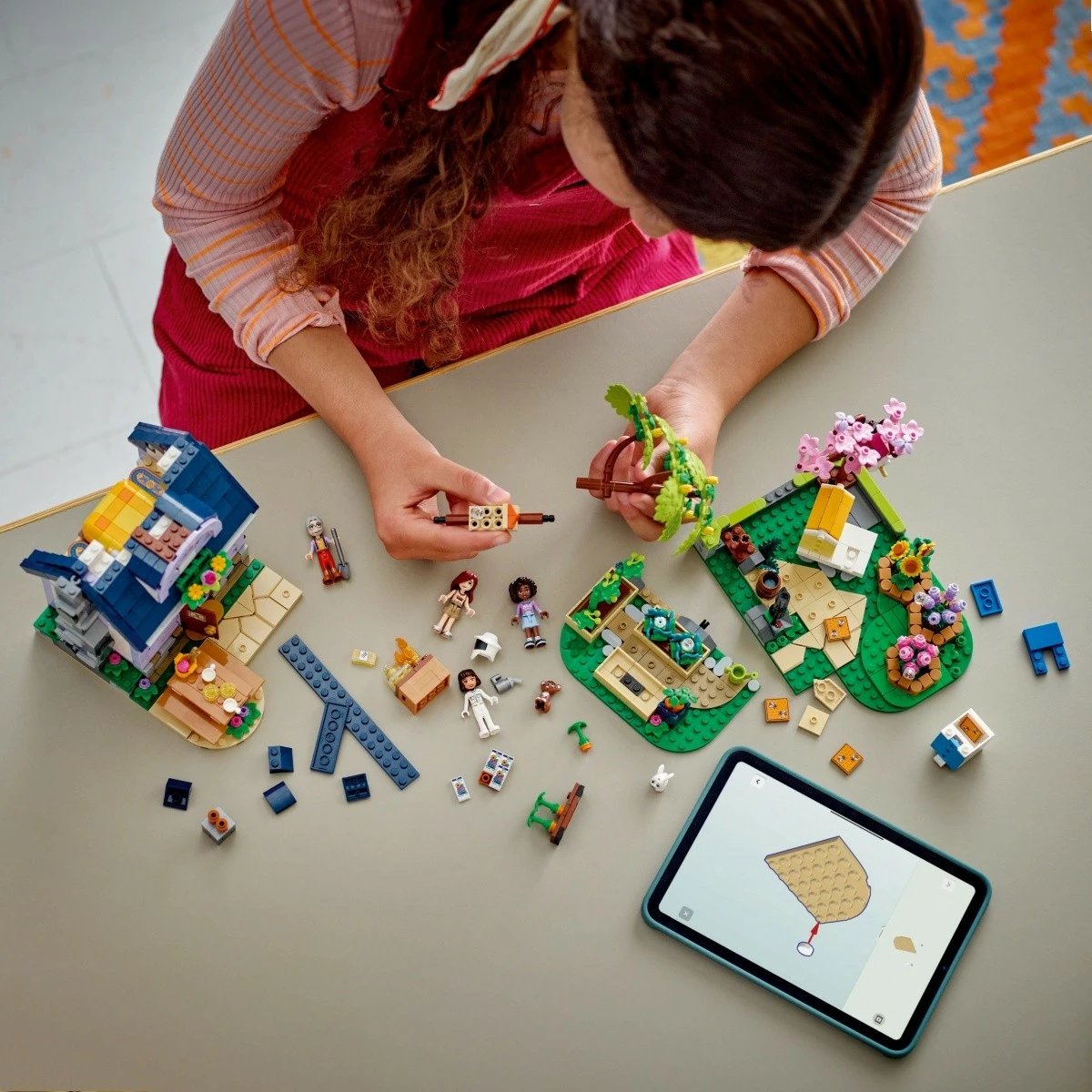 Set ndërtimi LEGO Friends 42669 Shtëpia e bletarëve dhe kopshti me lule, 1161 pjesë