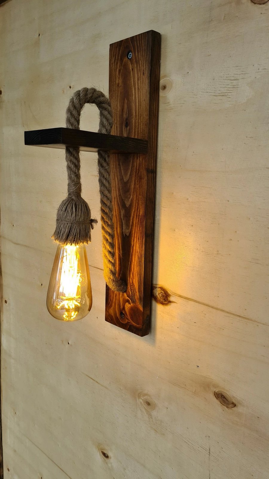 Llambë muri Opviq, dru i fortë pishe, ngjyrë arre, 45x9x17cm Llambë muri Opviq, dru i fortë pishe, ngjyrë arre, 45x9x17cm