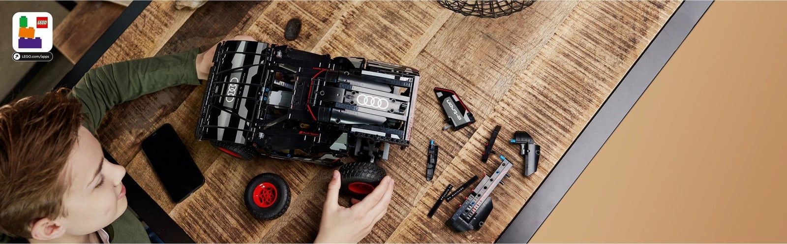 LEGO Technic Audi RS Q e-tron, 914 pjesë, ngjyrë e zezë