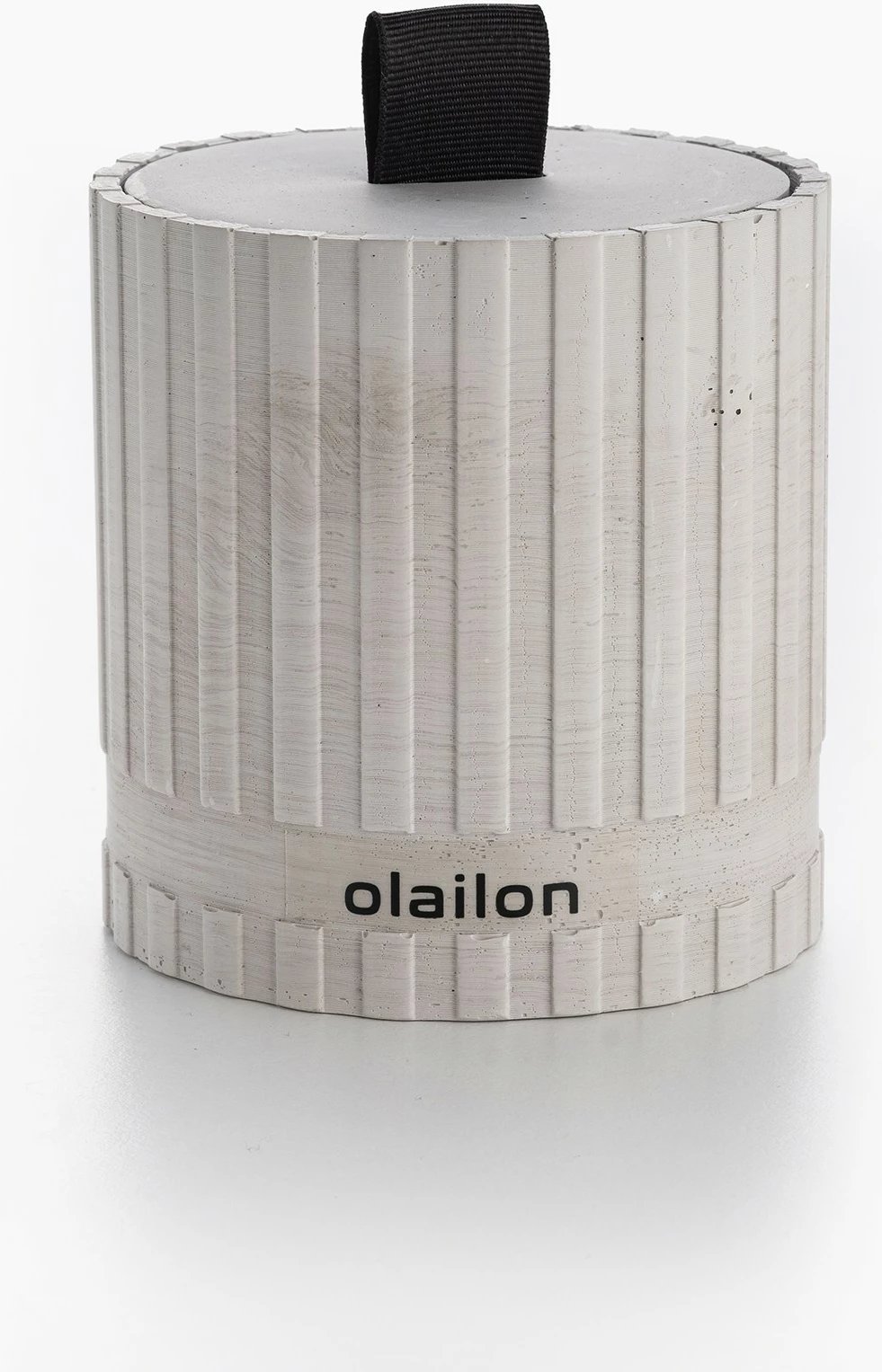 Qiri dekorativ prej betoni, ngjyrë gri, detaj me shirit, aromë amber, 8x8.5cm