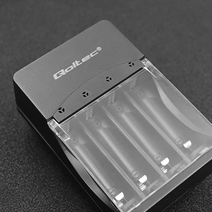 Karikues baterish Qoltec 50653 për Ni-MH R03/AAA R6/AA, Zi