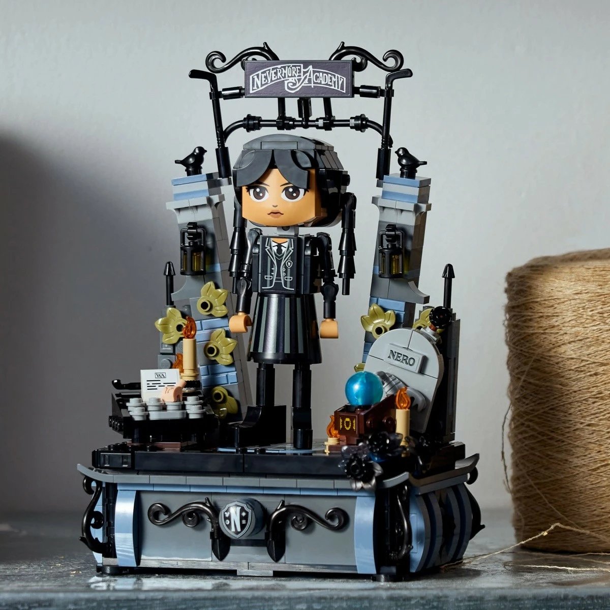 Set LEGO Wednesday, 76780, figurë Wednesday Addams, 702 pjesë, për fëmijë 10+, plastikë