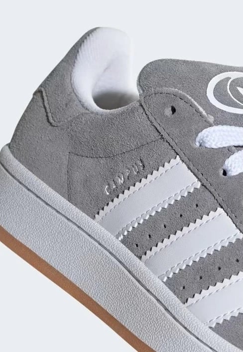 Atlete Adidas femra, të hirtë