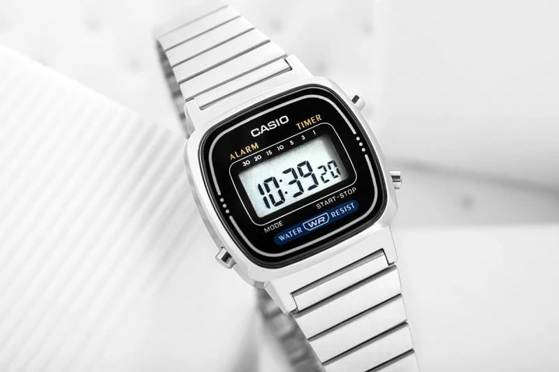 Orë dore digjitale për femra CASIO, argjendtë