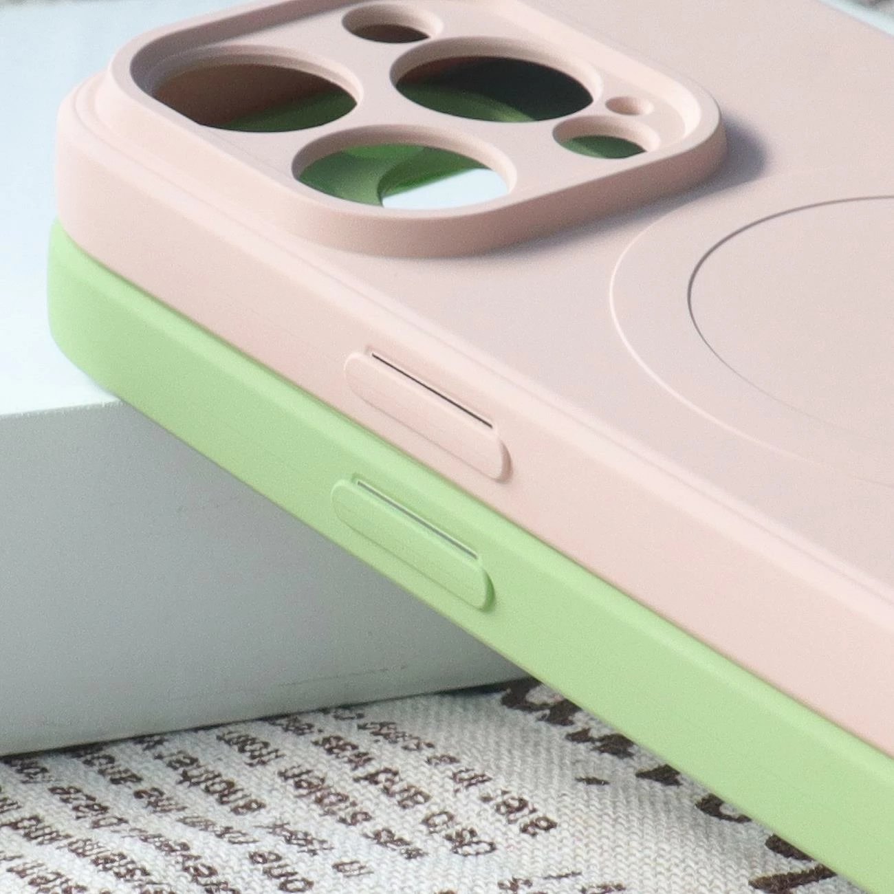 Mbështjellës silikon për iPhone 15 Plus Hurtel Silicone Case, MagSafe, kaltër e errët