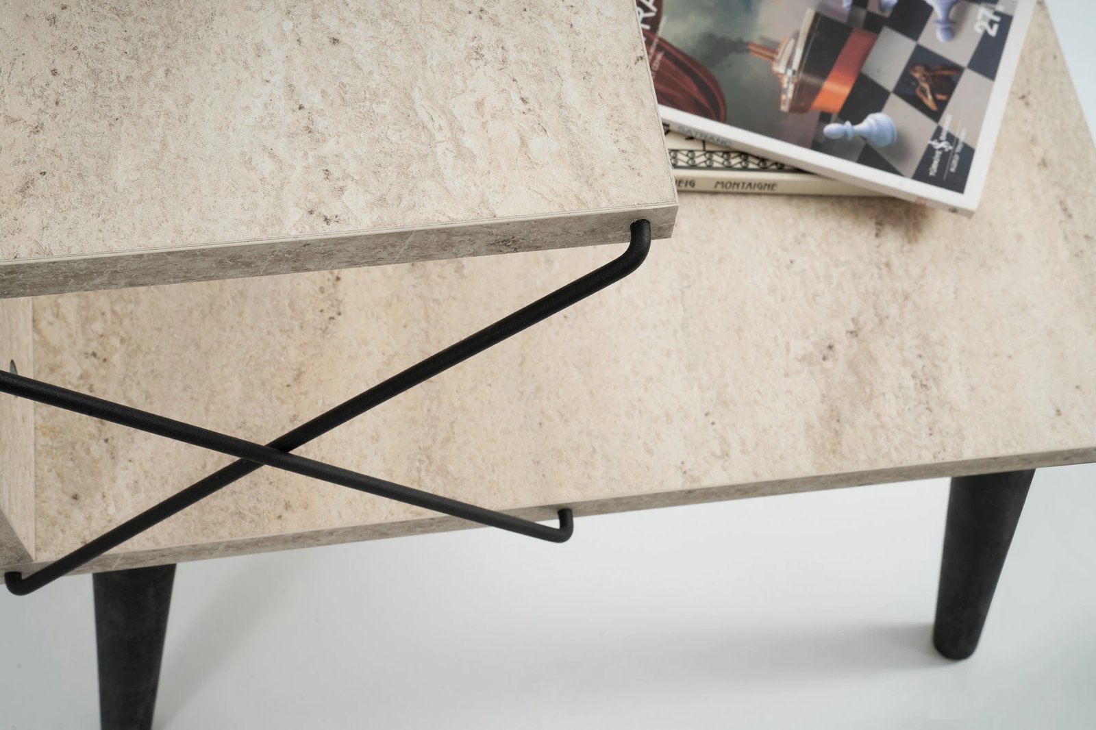 Komodin Hanah Home Cross, ngjyrë e zezë dhe travertin