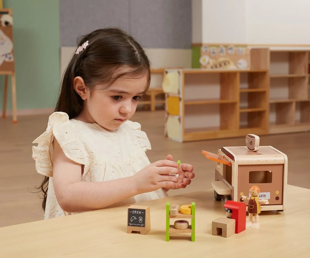 Lodër druri kafene mobile, Viga, furgon kafe me aksesorë, 3+ vjeç, ngjyrë sipas fotos