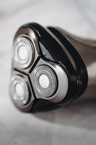 Makinë rroje, Adler, AD 2945, 3 koka dy unazore, trimmer mjekre i tërheqshëm, ekran LED, IPX7, karikim USB