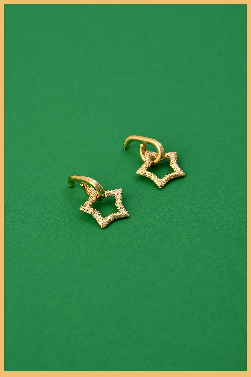 Vathë Jumeon, ngjyrë ari, me gur zirkon, formë ylli