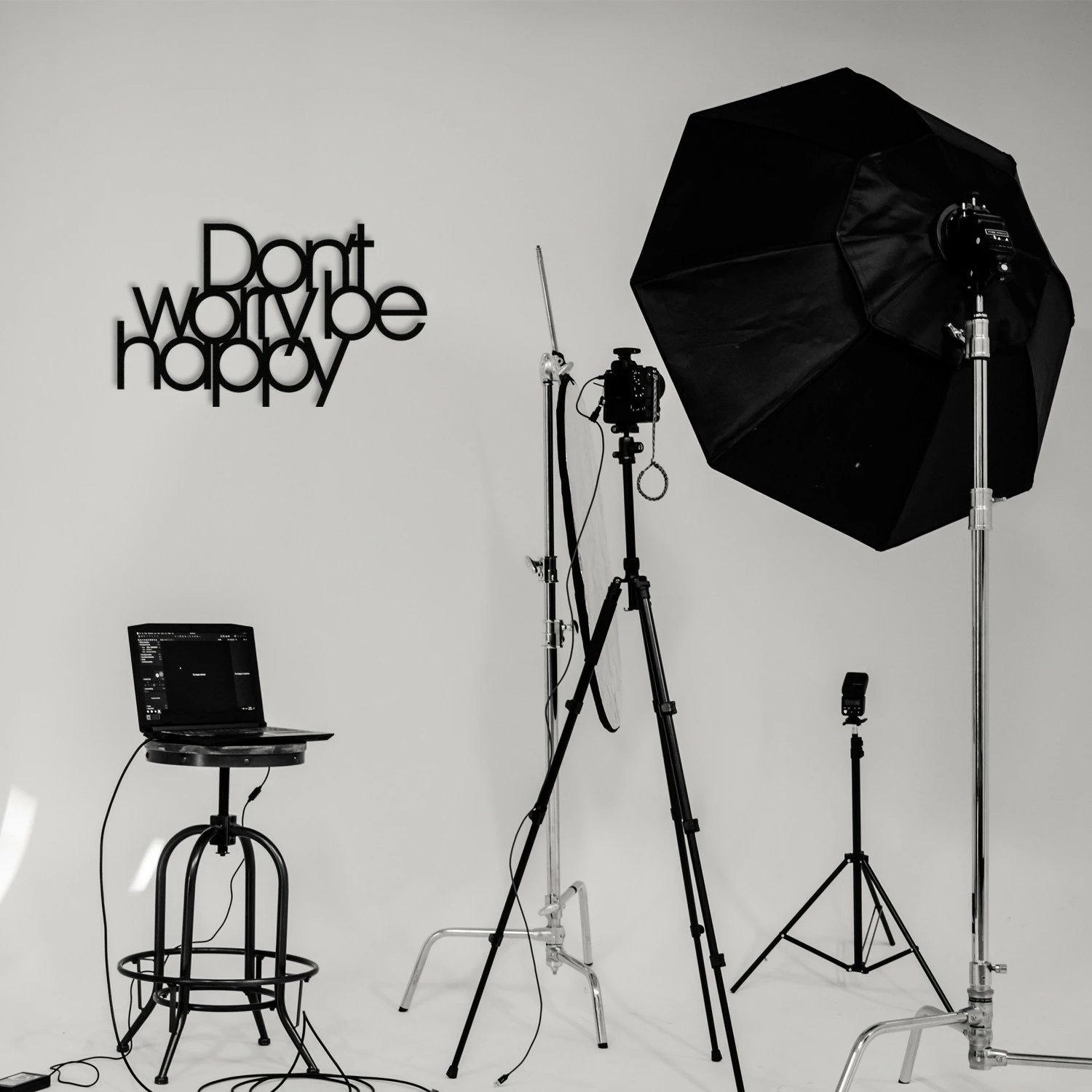 Aksesor dekorativ metalik për mur, Wallity, Don't Worry Be Happy