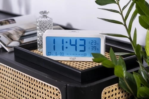 Orë alarmi, Adler, AD 1195, ekran me ndriçim, 3 alarme, shfaq kohë/datë/temperaturë/lagështi, me bateri 2xAA, bardhë
