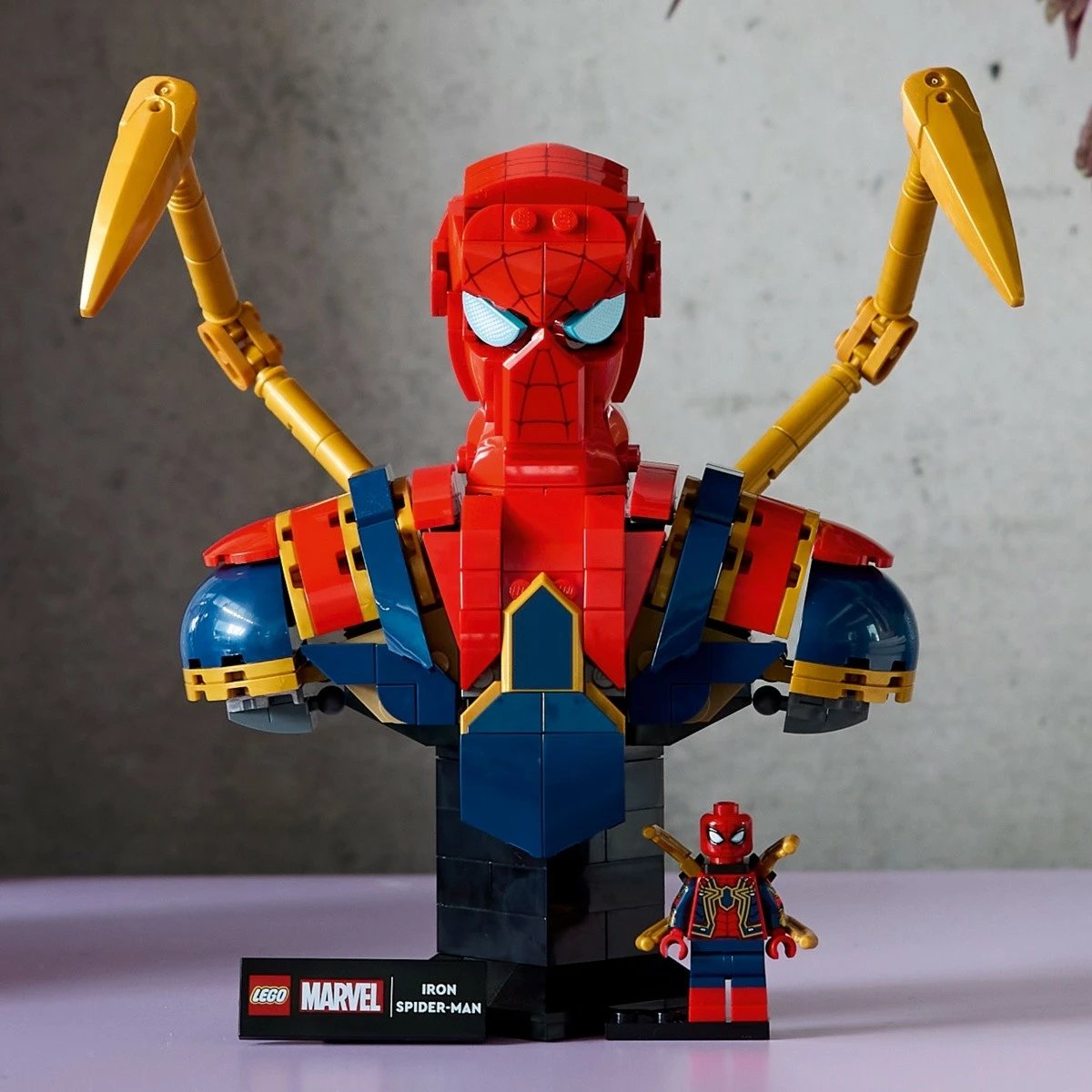 Set ndërtimi LEGO Marvel Iron Spider-Man Bust 76326, 379 pjesë, për të rritur