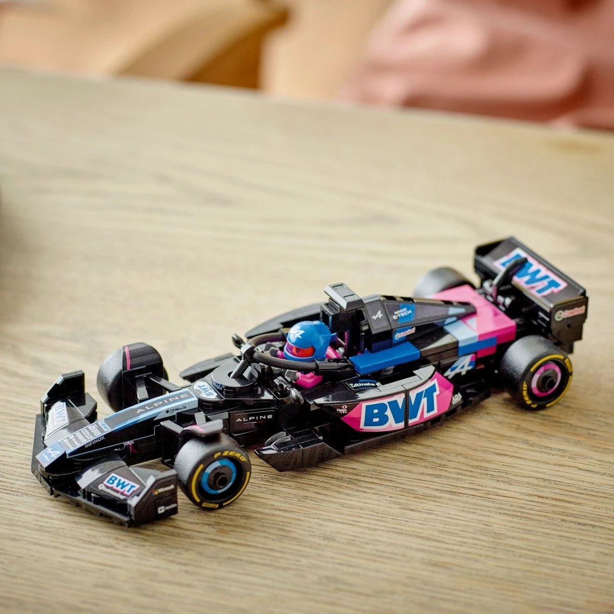 Set LEGO Speed Champions BWT Alpine F1 Team A524, 258 pjesë