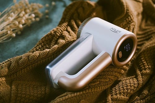 Heqës pushash Adler AD 9617 me LCD, 3 shpejtësi 6500/7500/8500 rpm, bateri 2000 mAh, sipërfaqe pune 6.5 cm, e bardhë-ari