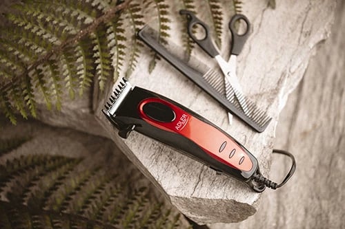 Makinë qethëse, Adler, AD 2825, teh çeliku inox 45 mm, 4 krehra 3-12 mm, kabllo 1.9 m, 15 W, prizë C, e kuqe/zezë, set me brushë gërshërë dhe vaj