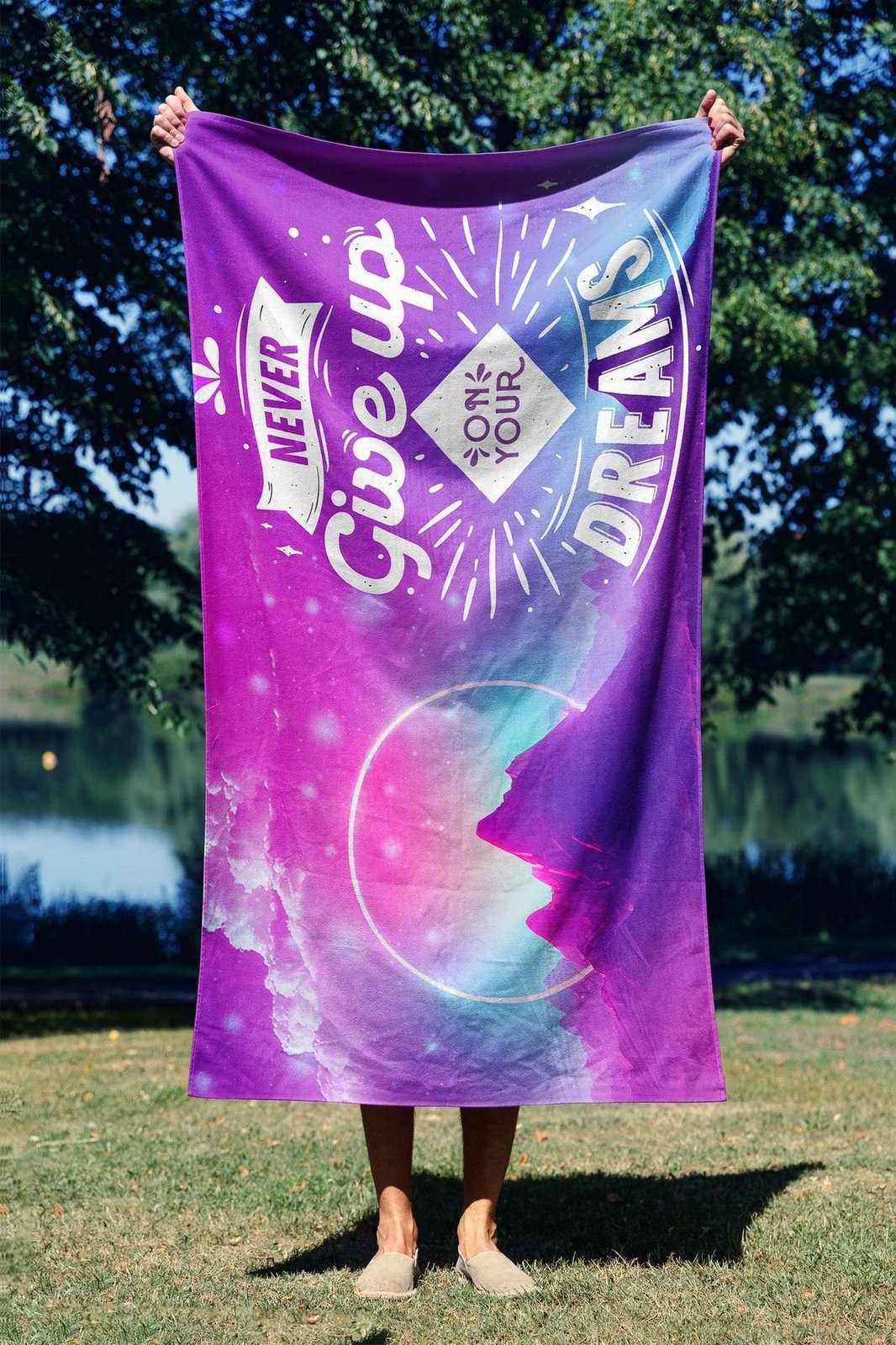 Peshqir plazhi Mijolnir, Never Give Up 70