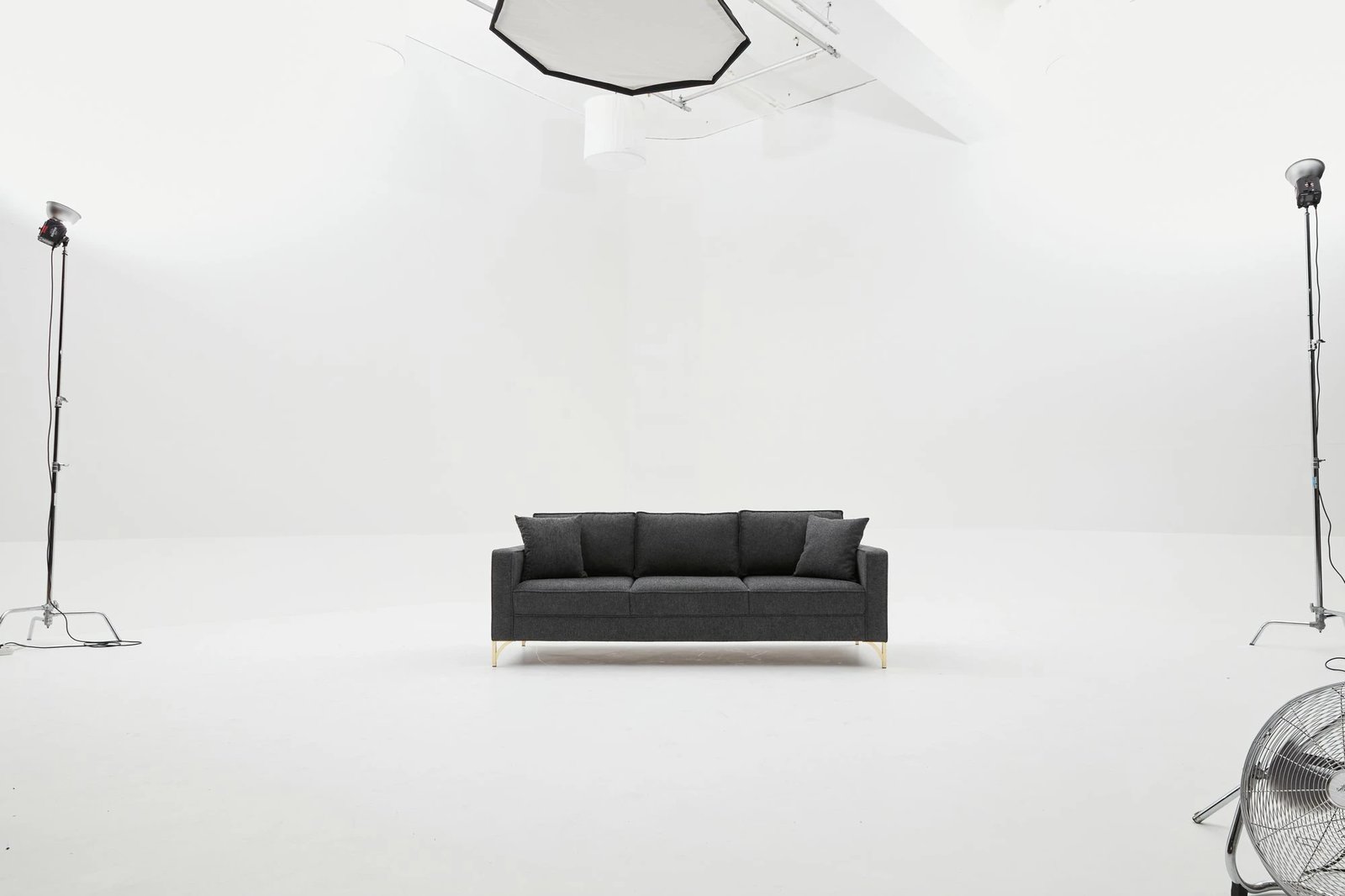 Divan treshe Atelier del Sofa, Berlin, antracit, këmbë ari