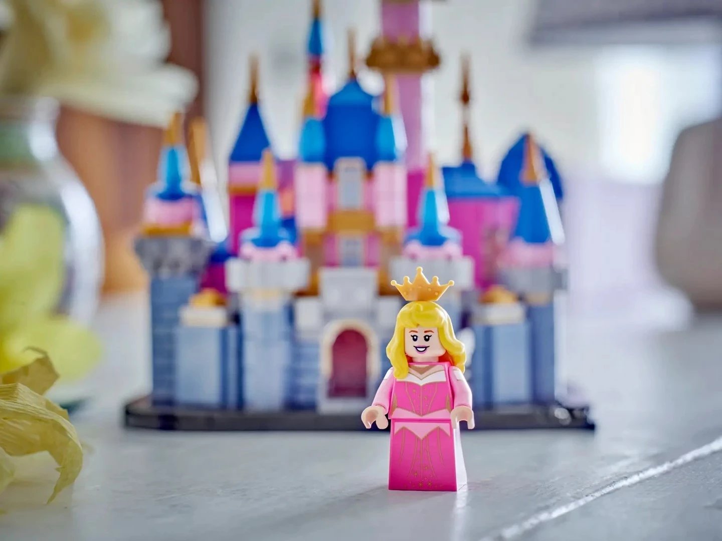 Set LEGO Disney Mini Sleeping Beauty Castle 40720, 528 pjesë, me minifigurë