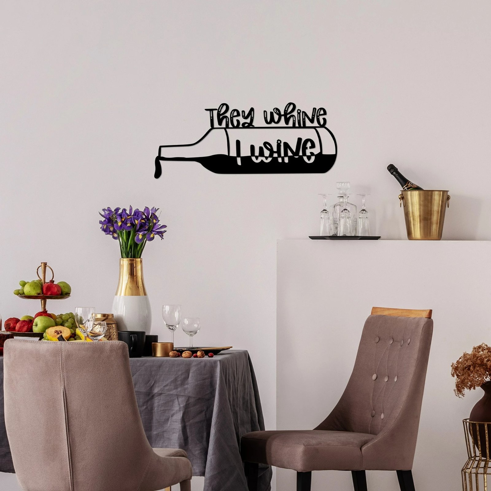 Aksesor dekorativ metalik për mur, They Whine I Wine, ngjyrë e zezë, 67x28cm
