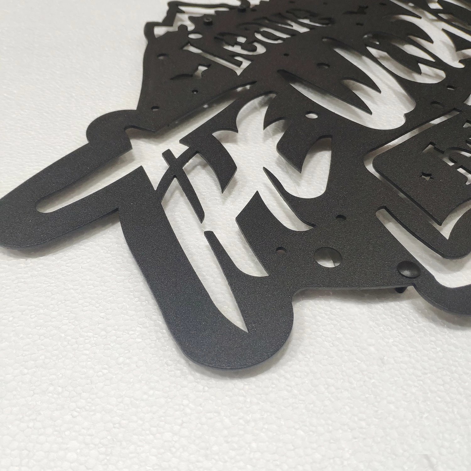 Aksesor dekorativ metalik për mur, Leave The World