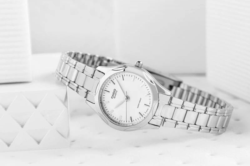Orë dore për femra CASIO, argjend