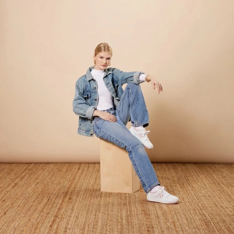 Atlete për meshkuj dhe femra New Balance, të bardha dhe rozë Atlete për meshkuj dhe femra New Balance, të bardha dhe rozë