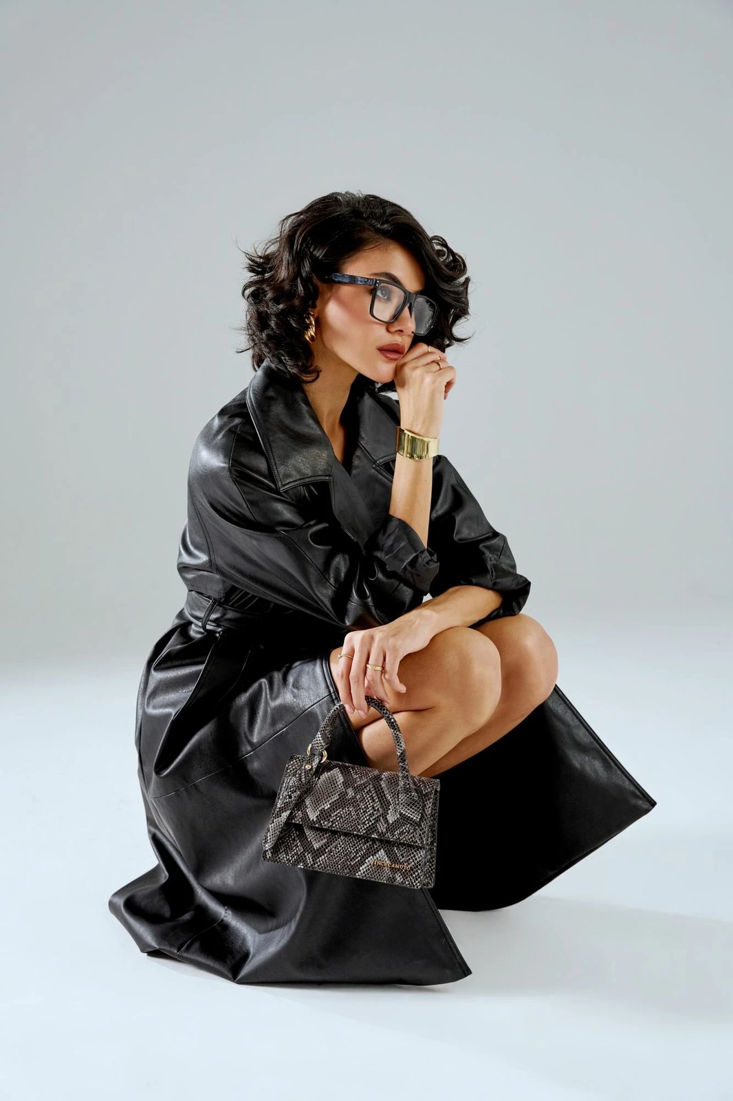 Çantë dore Vince Camuto, model Parma, lëkurë me dizajn gjarpri, gri & e zezë