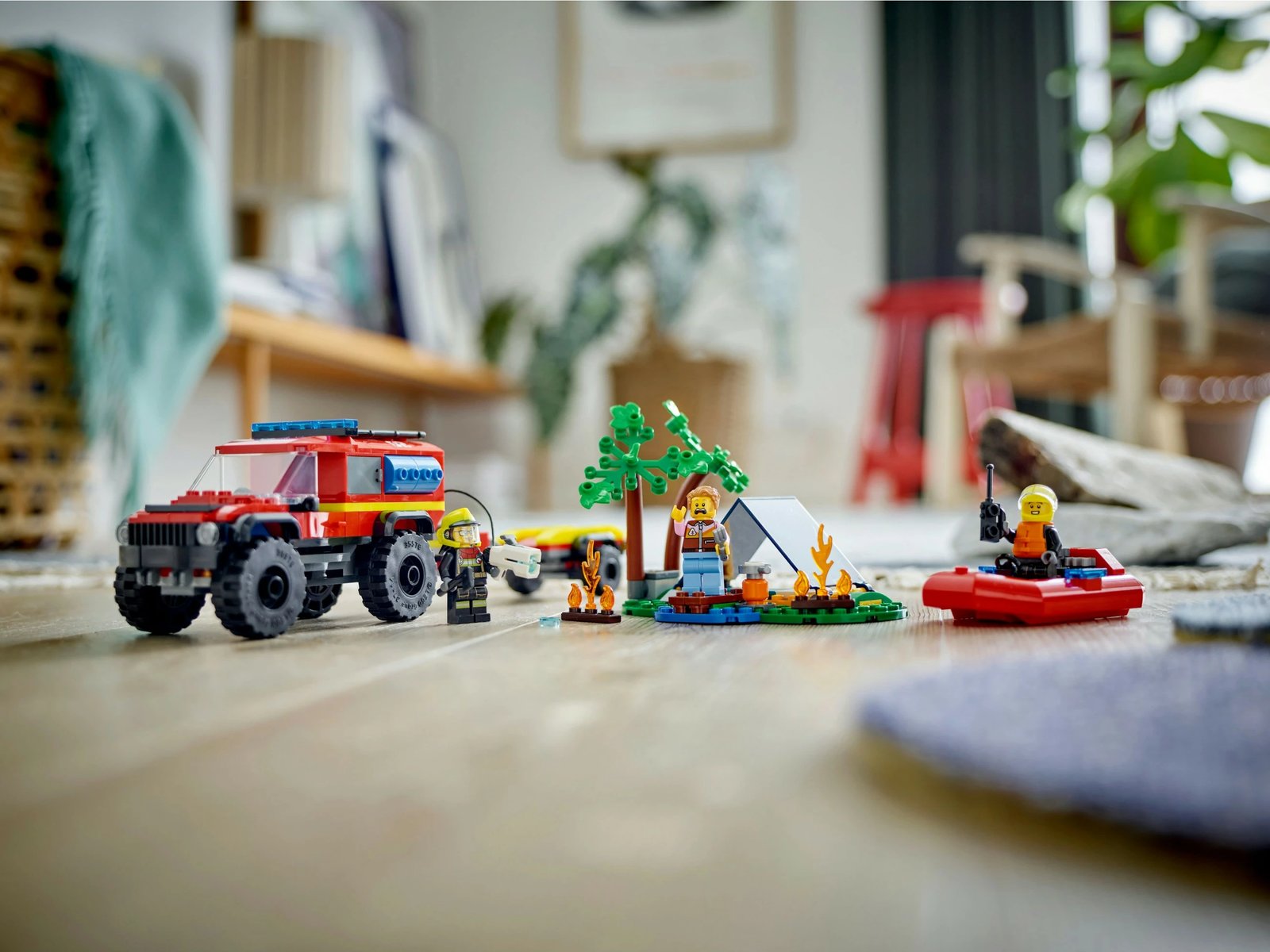 Set ndërtimi LEGO City 4x4 Kamion Zjarri me Varkë Shpëtimi 301 pjesë, multingjyrësh