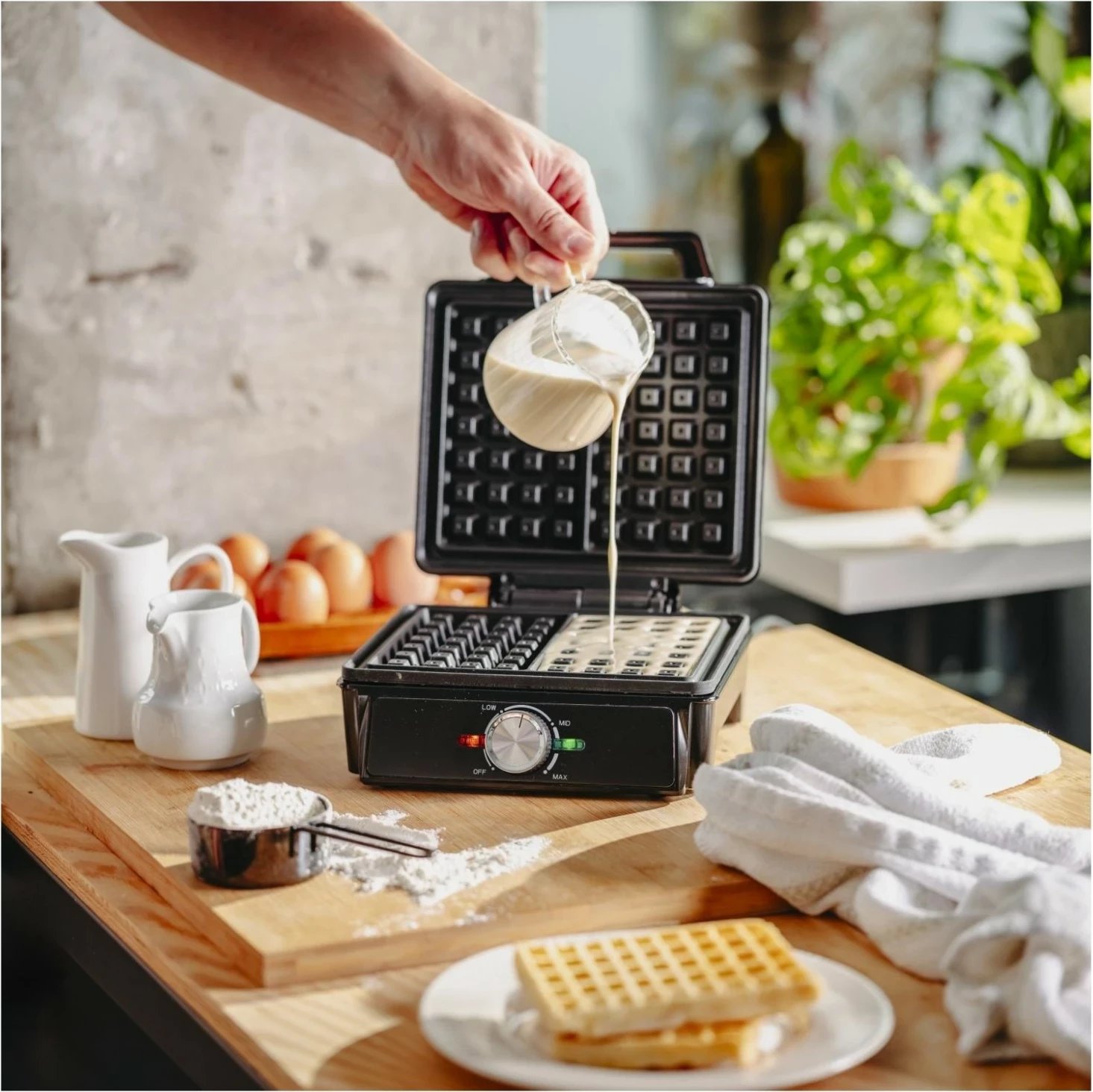 Aparat për gofra Adler AD 3088, 2000W, plastikë, i zi