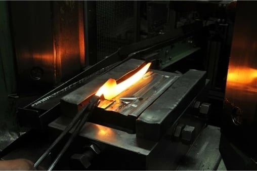 Thikë kuzhine WMF Spitzenklasse Plus Tourniermesser 17.5cm e zezë