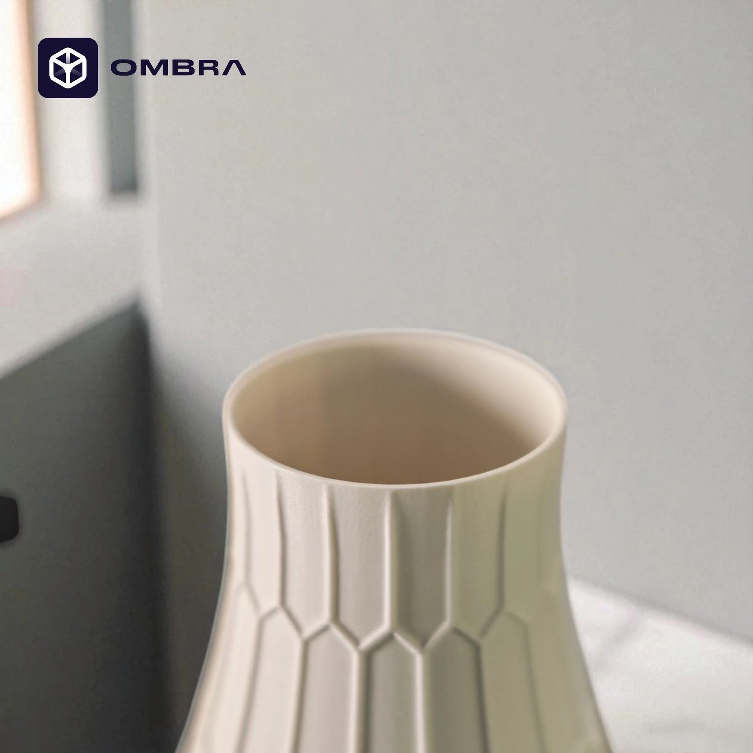 Vazo dekorative me strukturë gjeometrike, e bardhë