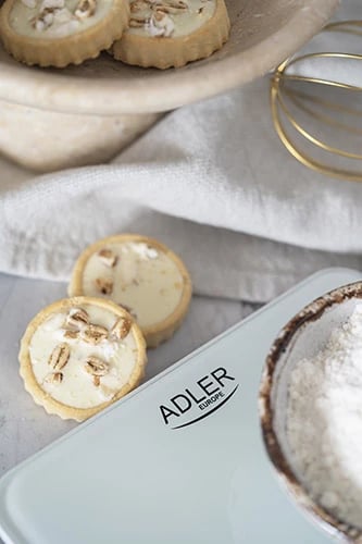 Peshore kuzhine, Adler, AD 3177, kapacitet 10kg, USB Type-C e rikarikueshme, platformë xhami 16x22cm, e bardhë