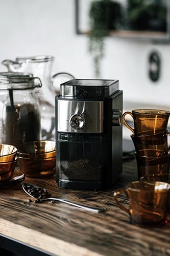 bluarëse kafe me rrota metalike, Adler AD 4448, hinkë 250g, depozitë 100g, rregullim i imtësisë dhe 2–12 porcione, 150W (300W max), e zezë/inox bluarëse kafe me rrota metalike, Adler AD 4448, hinkë 250g, depozitë 100g, rregullim i imtësisë dhe 2–12 porcione, 150W (300W max), e zezë/inox