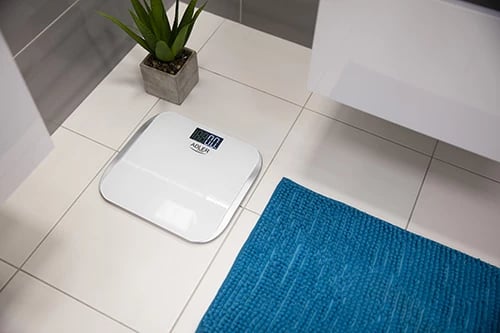 peshore banjoje, Adler, AD 8164, kapacitet 180 kg, saktësi 100 g, xham i temperuar, ekran LCD, e bardhë