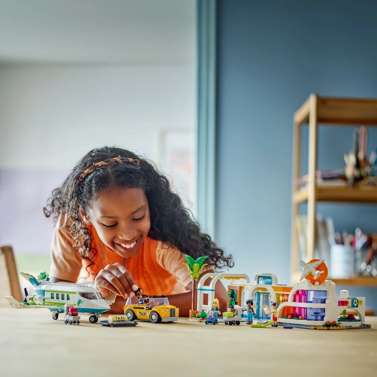 Set ndërtimi LEGO Friends 42656 Airplane and Airport in Heartlake City, 958 pjesë