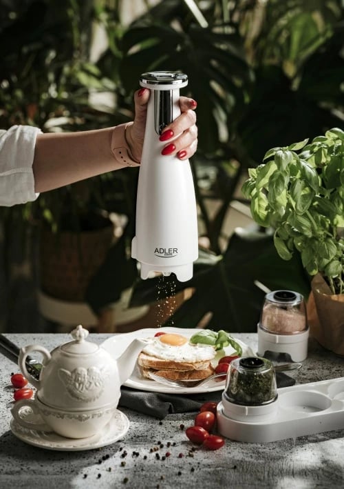 Mulli elektrik për kripë e piper, Adler AD 4449, 3 bluarsë të këmbyeshme, rregullim imtësie, 150 ml, bateri 1500mAh, USB‑C, e bardhë mat, set